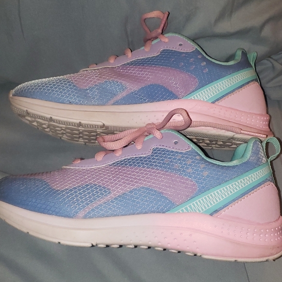 Little Girl's size 3 BCG sneakers - Picture 3 of 9